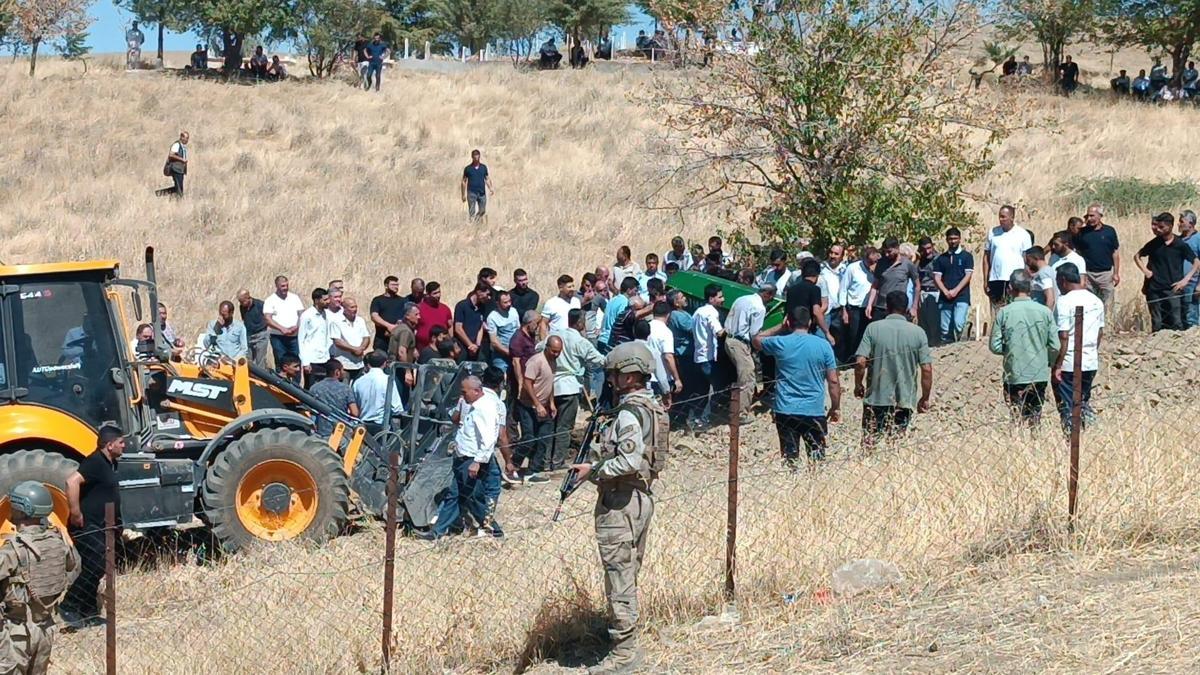 Batmanda silahlı saldırıda ölen çift ile 2 çocuğu toprağa verildi, gözaltı sayısı 18e çıktı
