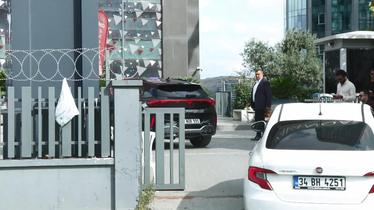 Gürsel Tekin CHP'nin Sarıyer'deki eski İl Başkanlığı binasında