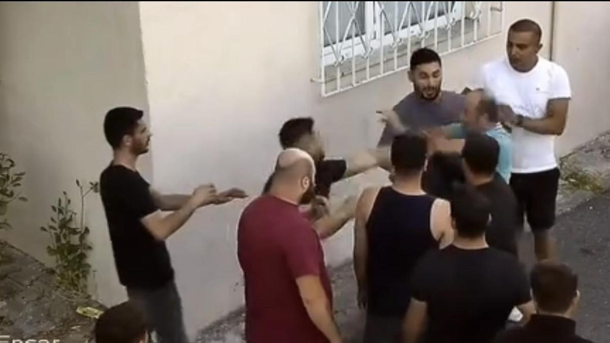 Trafikte tartıştıkları kişinin evini basıp, annesini darbettiler!