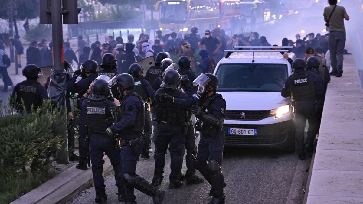 Fransa'da halk bir kez daha sokaklarda: Kemer sıkma politikalarına tepki