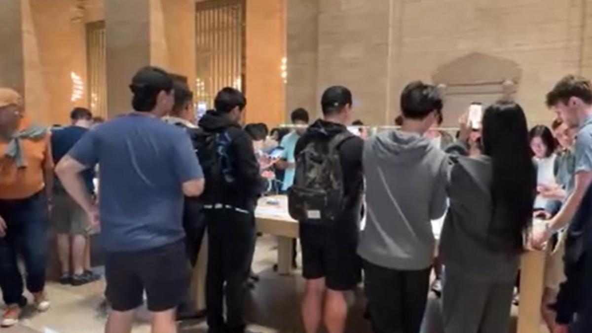 Dünyada iPhone 17 çılgınlığı: Binlerce kişi mağazalara koştu, sırada yumruklar konuştu