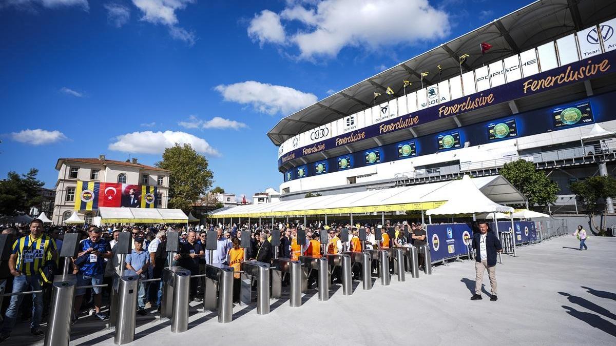 Fenerbahçe başkanlık seçimlerinde uzun kuyruklar o…