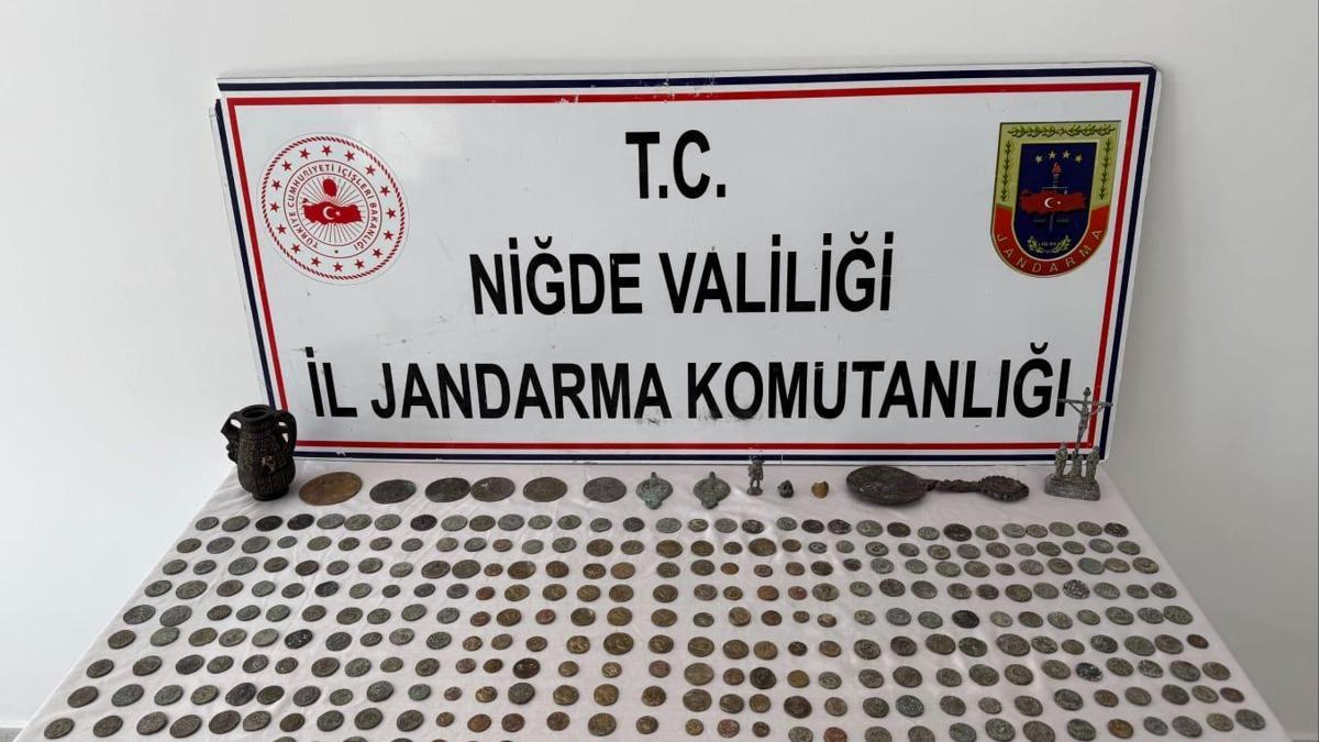 Niğde'de otogarda 334 parça tarihi eser ele geçiri…