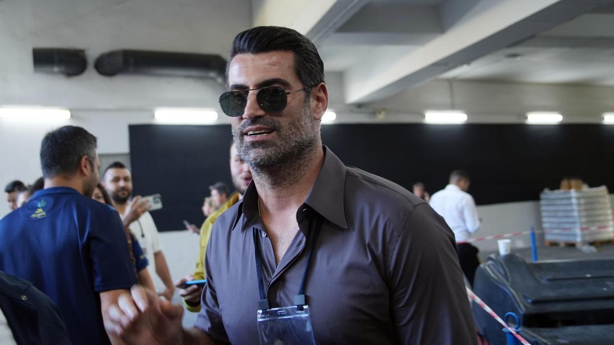 Fenerbahçe’nin eski kaptanı Volkan Demirel, oyunu kullanmak üzere stadyuma geldi