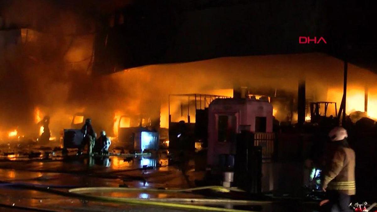 Başakşehir'de sevkiyat deposu yandı