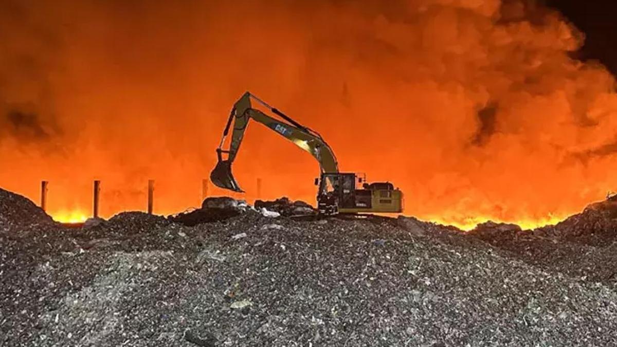 Adana'da geri dönüşüm fabrikasındaki yangın kontrol altına alındı