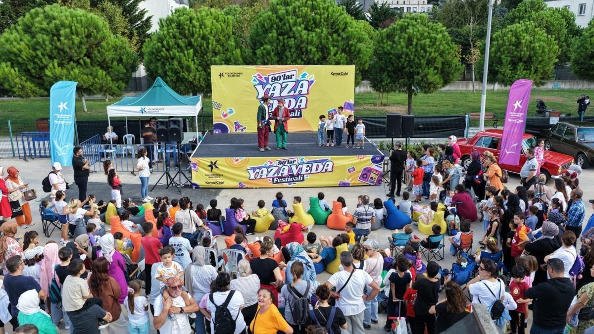 Küçükçekmecede 90lar konseptli yaza veda festivali düzenlendi