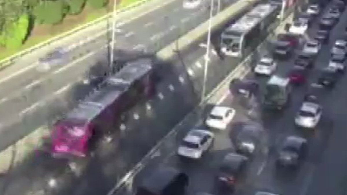 Kadıköy'de 2 metrobüs çarpıştı: Çok sayıda ekip bölgeye sevk edildi