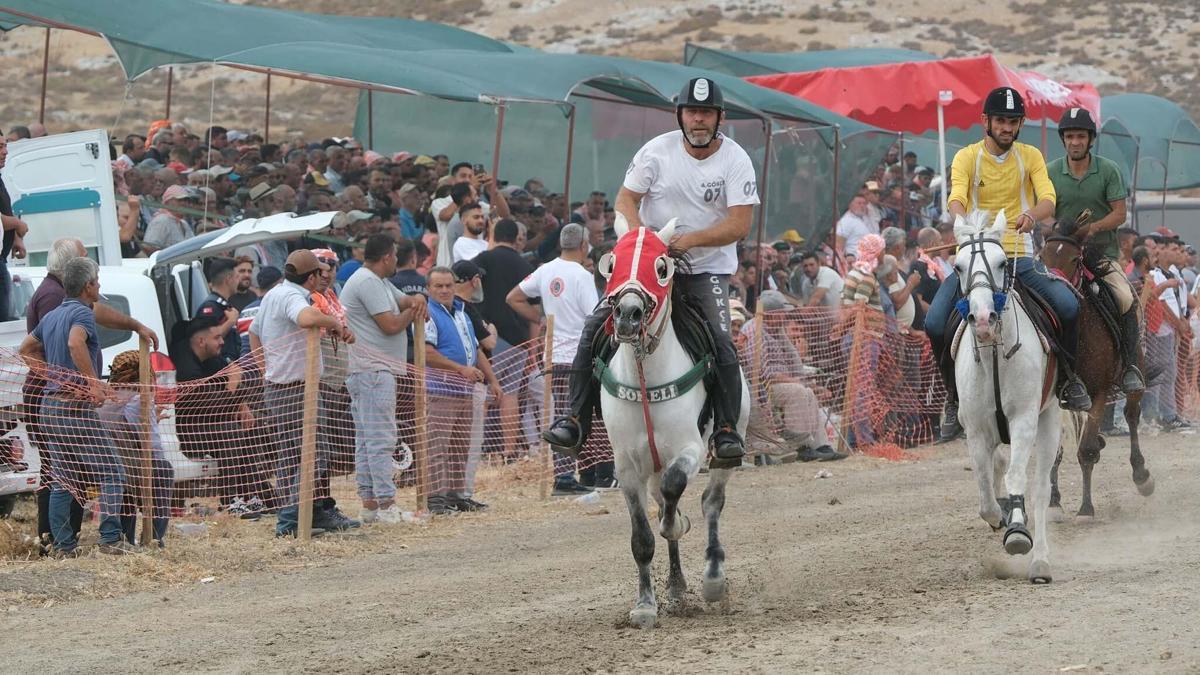 Menemen 11. Geleneksel Rahvan At Yarışları için gün sayıyor