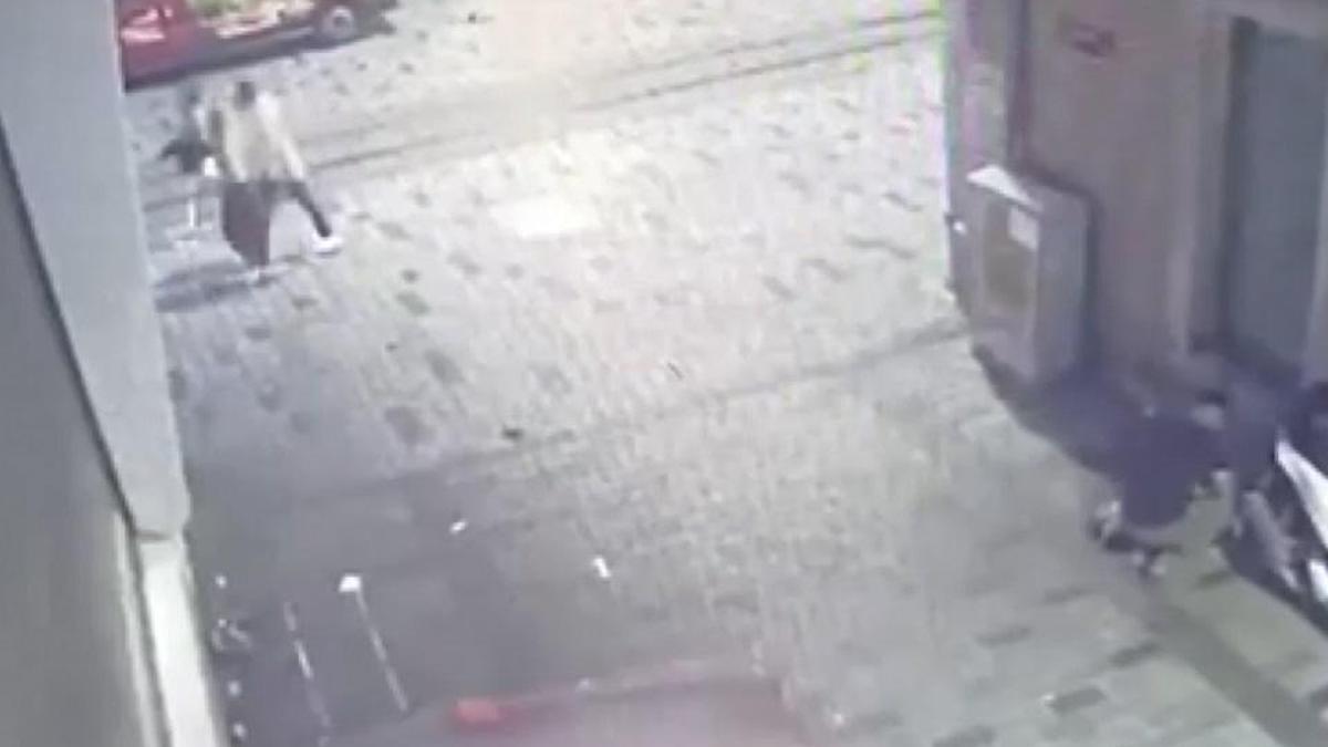 Taksim’de cep telefonu hırsızlığı kamerada: O şüpheli tutuklandı