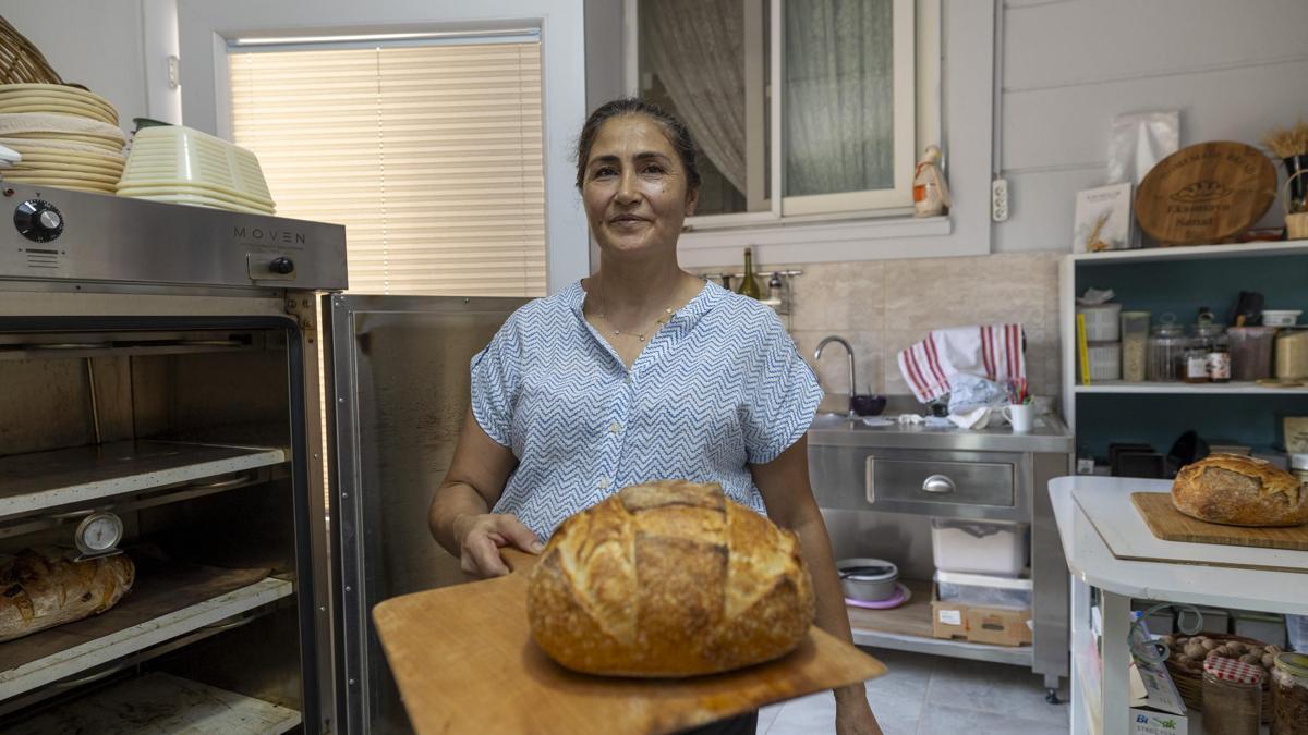 Kadın elinin değdiği ekşi maya ekmekler tüm sofralarda