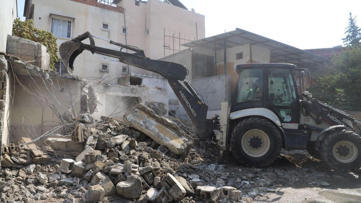 Akdenizde metruk bina yıkıldı