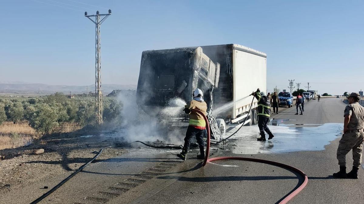 Hatayda seyir halindeki TIRda yangın çıktı