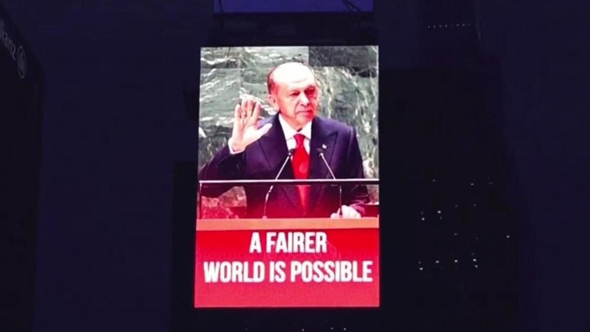 Cumhurbaşkanı Erdoğanın sözü Times Meydanı'ndaki ekranlara yansıtıldı: Daha adil bir dünya mümkün