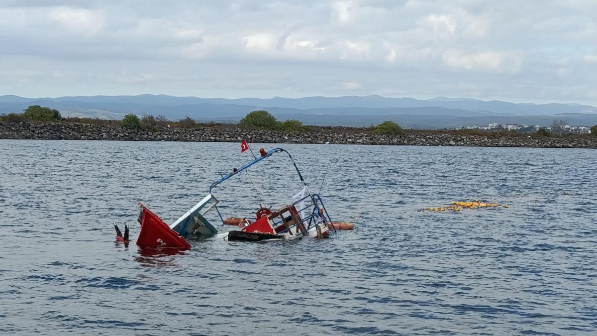 Kırklareli'nin İğneada açıklarında tekneleri su alan 3 balıkçı kurtarıldı