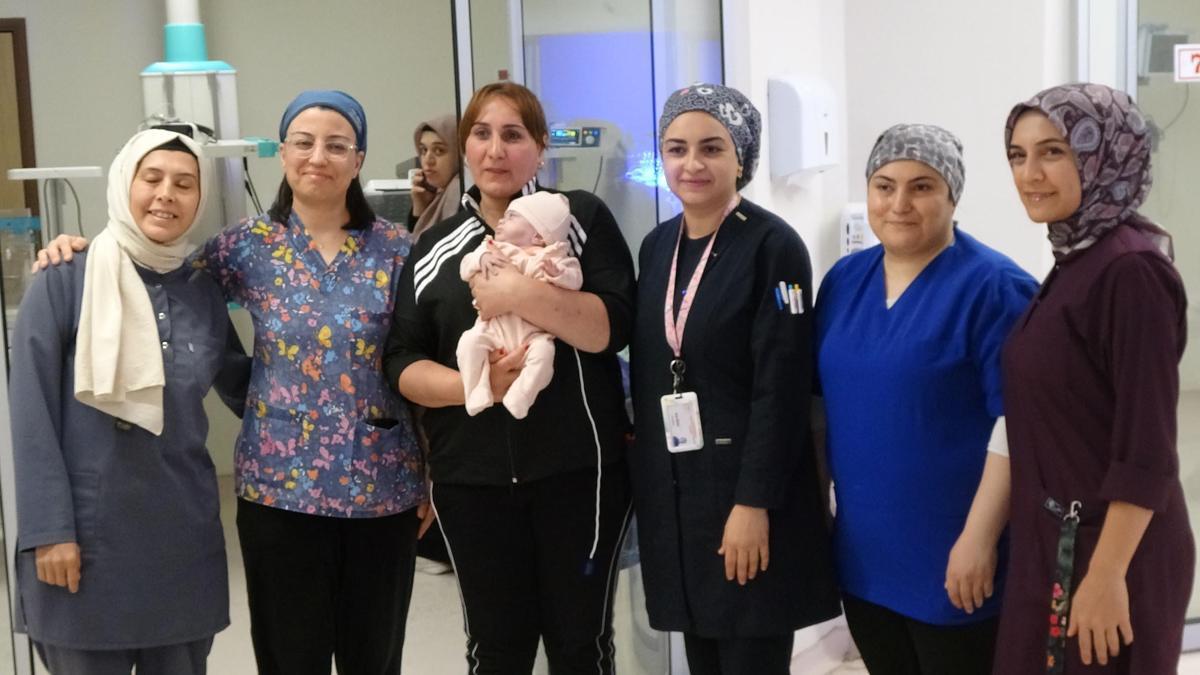 780 gram dünyaya gelen Elfin Maral bebeği, 3 kilo 490 gram olarak annesinin kucağına verdiler