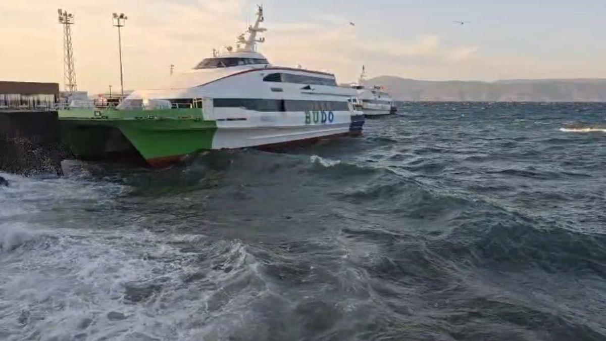 Deniz ulaşımına fırtına engeli! Seferler iptal edildi