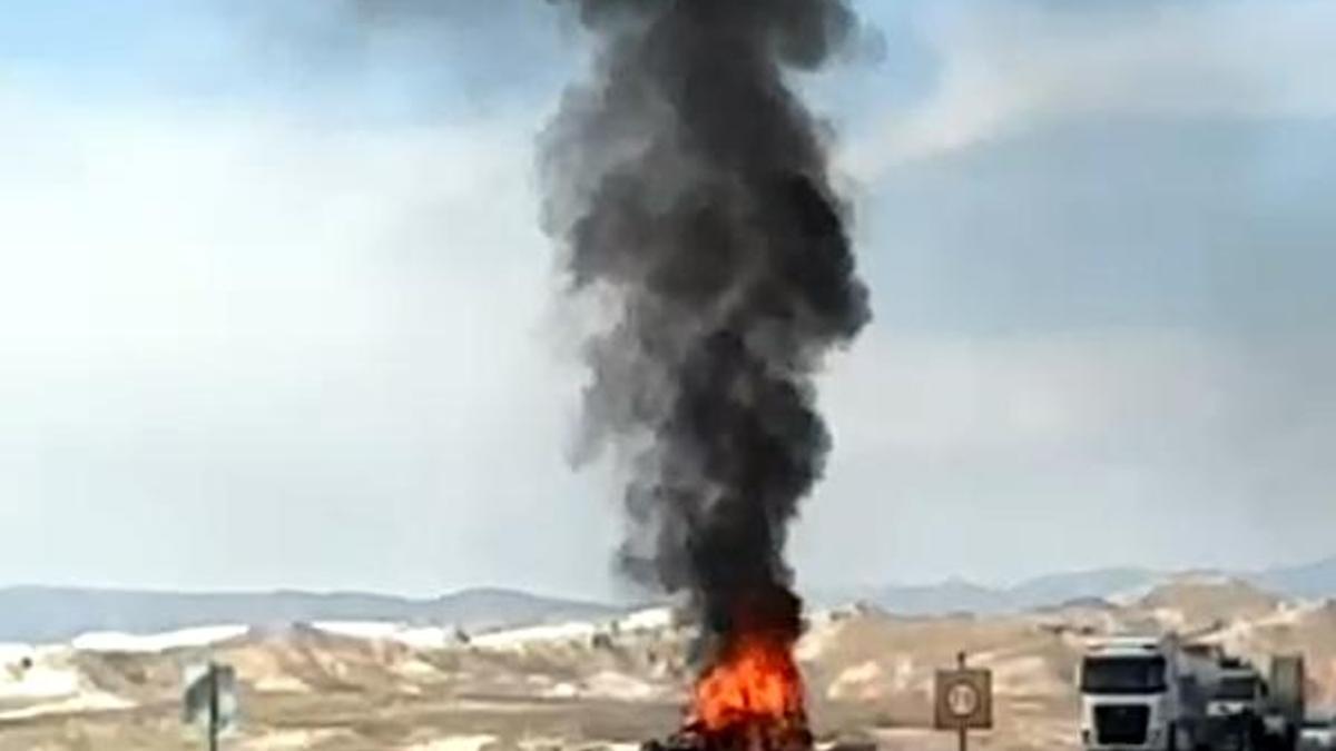 TIR ile çarpışıp alev alan otomobilin sürücüsü öldü