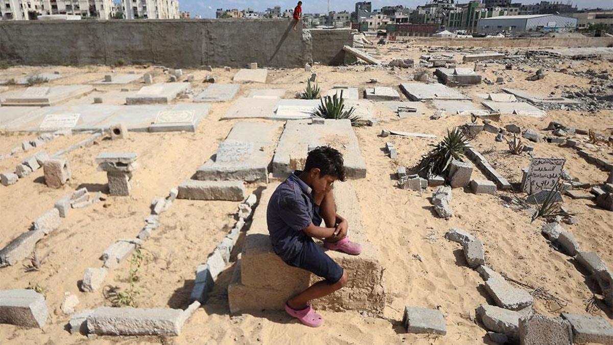 Gazzeliler mezarlıklara sığındı: Ölülerle yaşıyoruz, çaresiz kaldık