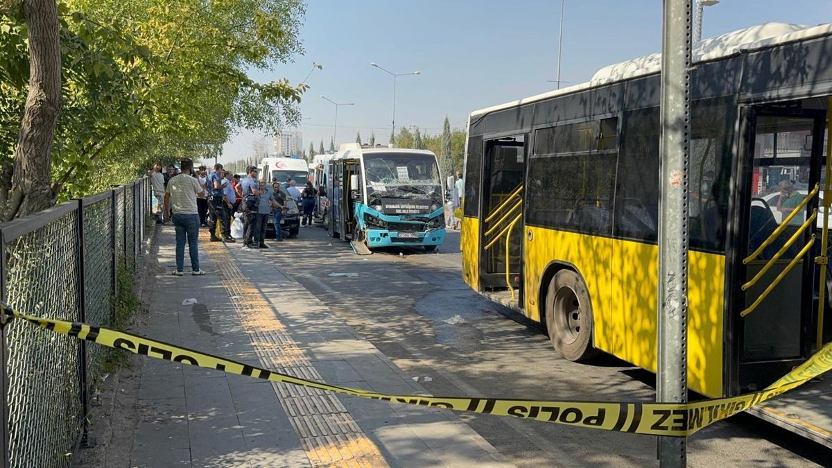 Minibüs, duraktaki otobüse çarptı: 15 yaralı