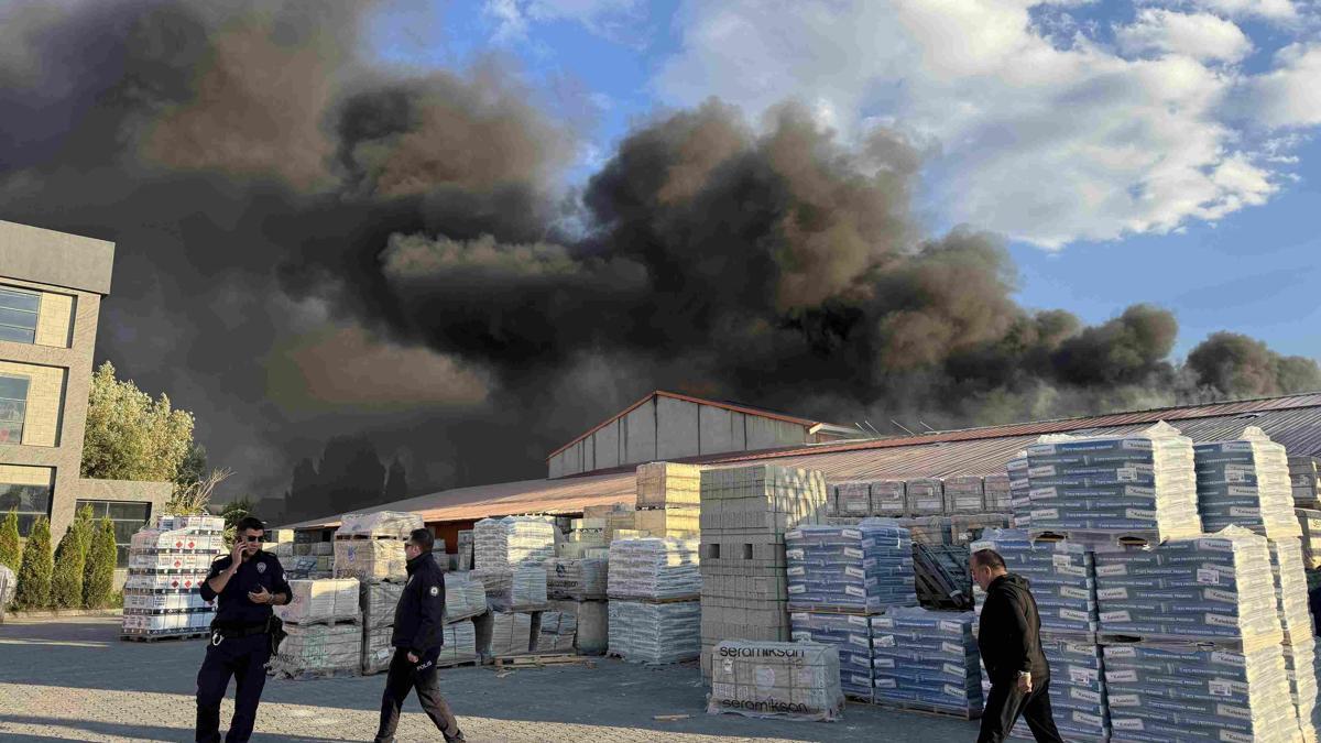 Erzurumda terlik fabrikasının hammadde deposunda yangın