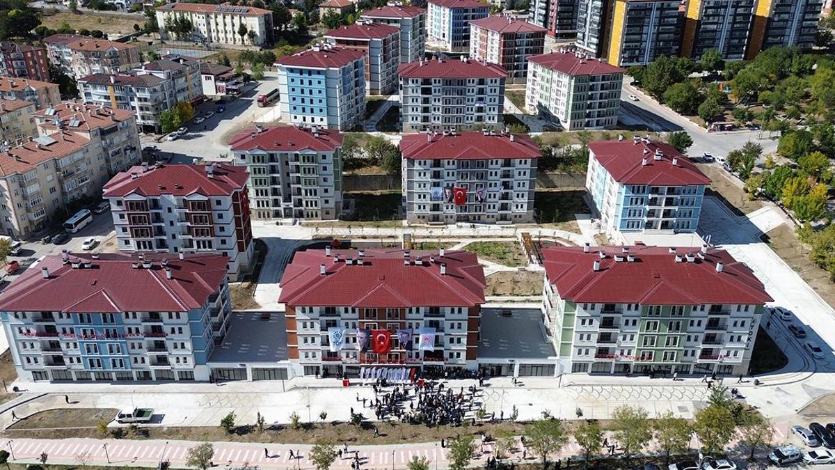 TOKİ konutları hak sahiplerine teslim edildi