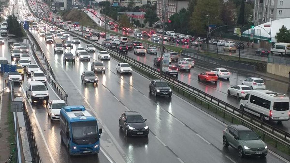 İstanbul'da yollar kilit: Yağışın da etkisiyle trafik yoğunluğu yüzde 85'e çıktı! İşte kara yollarında durum