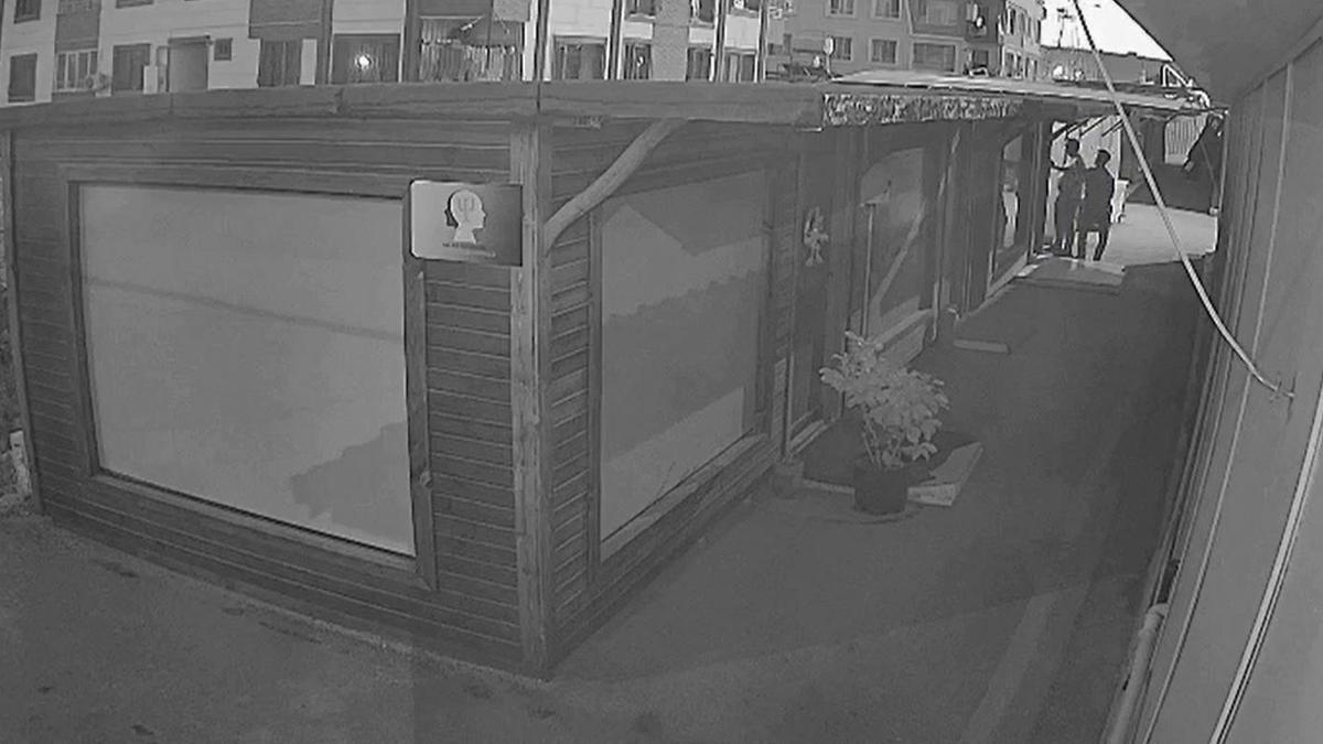 Hatayda 3 şüphelinin dükkanlara girmeye çalıştığı anlar kamerada