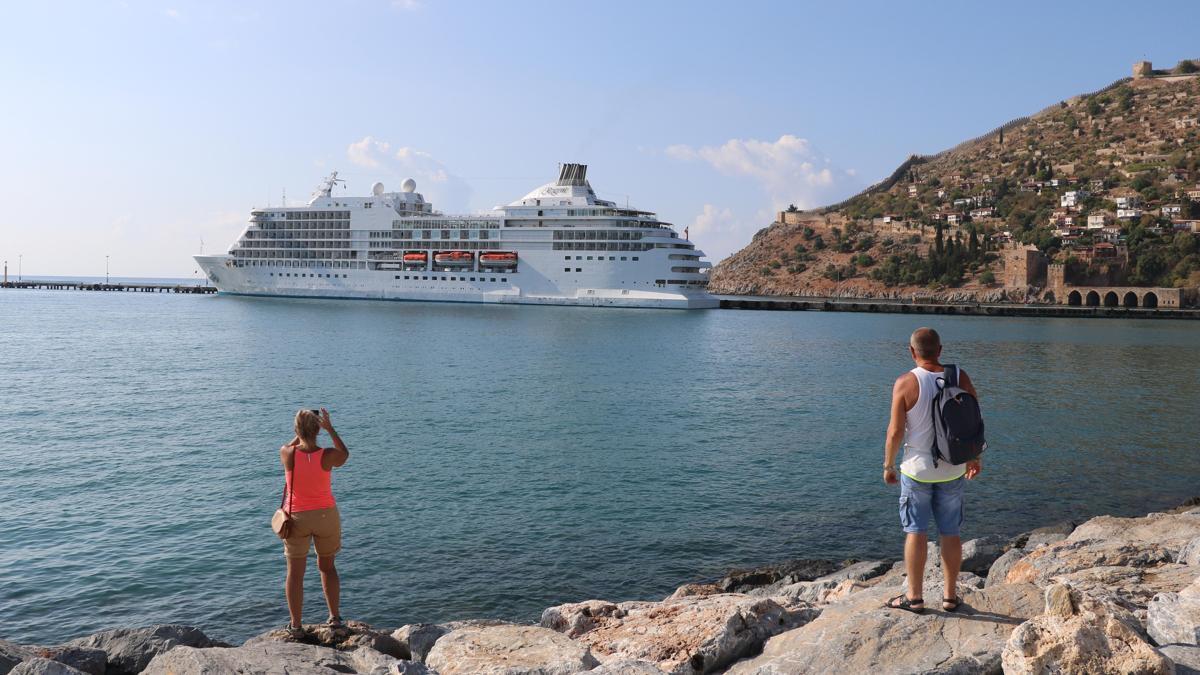 İngiliz turistler Alanya'ya kruvaziyerle geldi