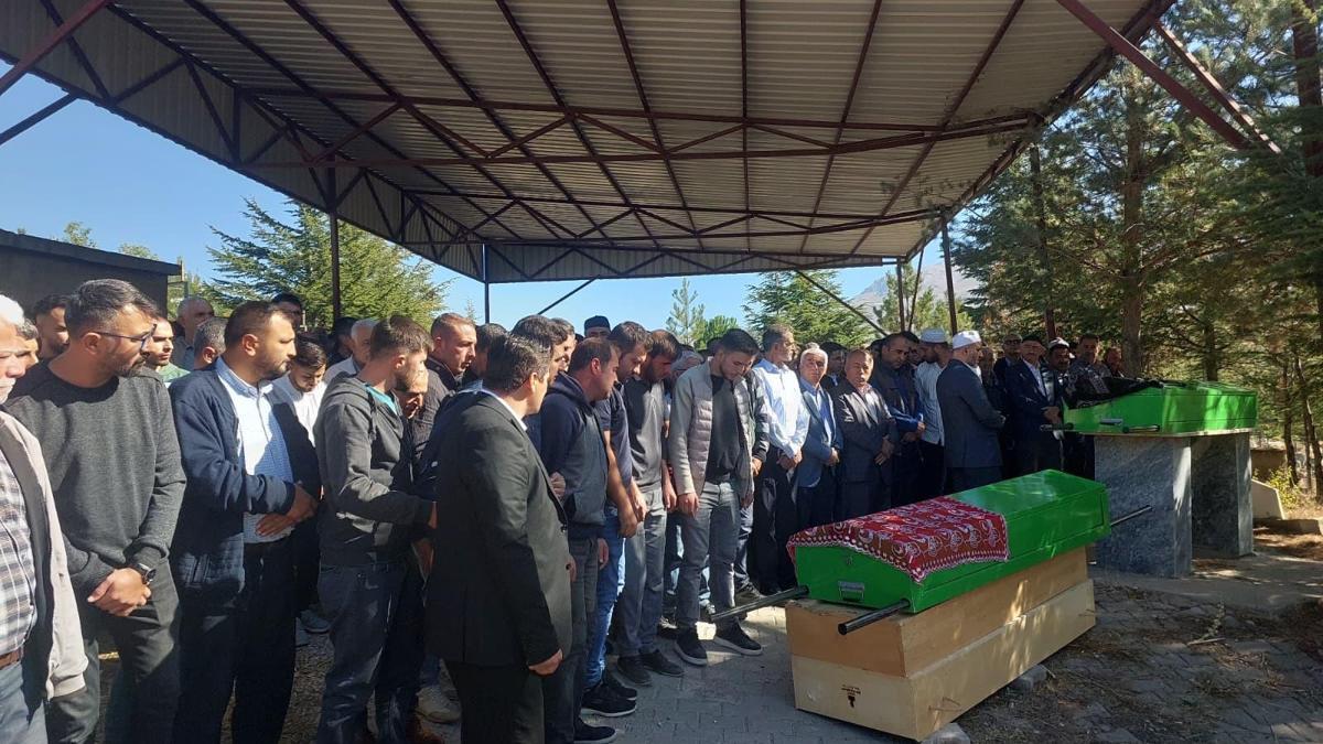 Gazdan zehirlenen anne ile kızı yan yana toprağa verildi