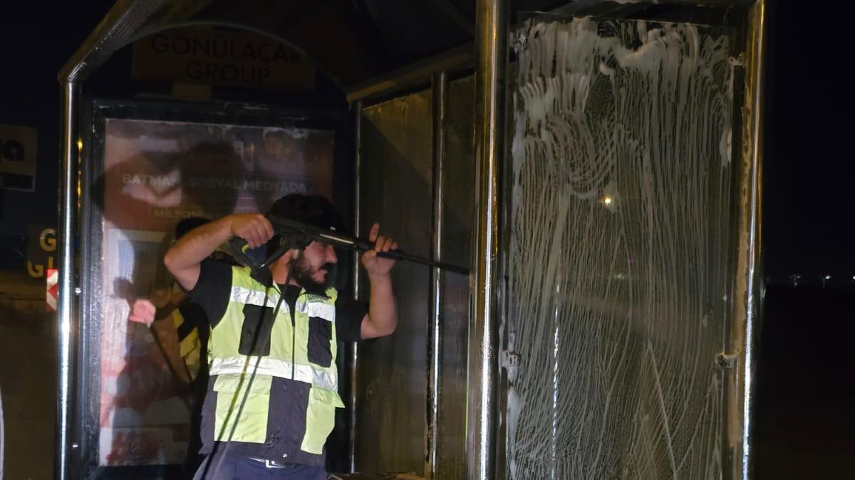 Batman'da otobüs durakları temizlendi