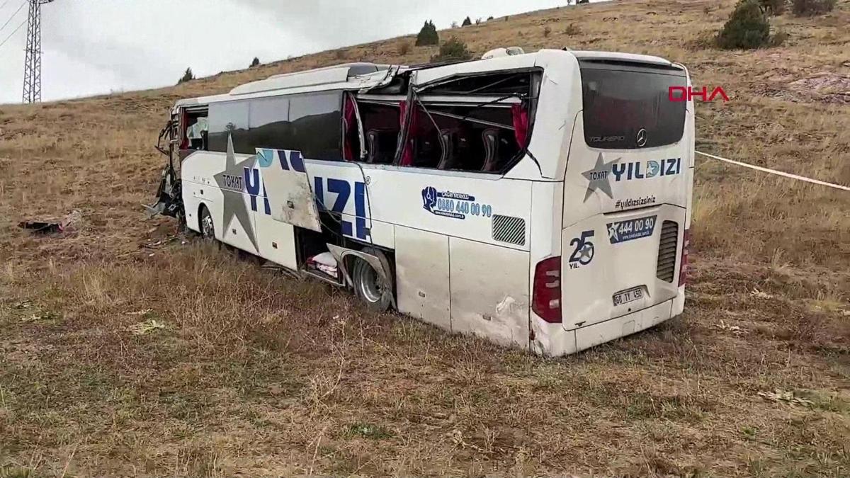 Sivas'ta TIR ile yolcu otobüsü çarpıştı: 20 yaralı