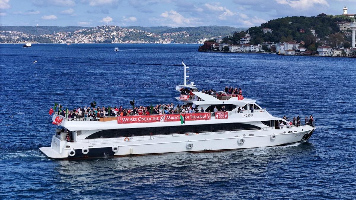 Liverpool taraftarları, İstanbul’da boğaz turuna çıktı