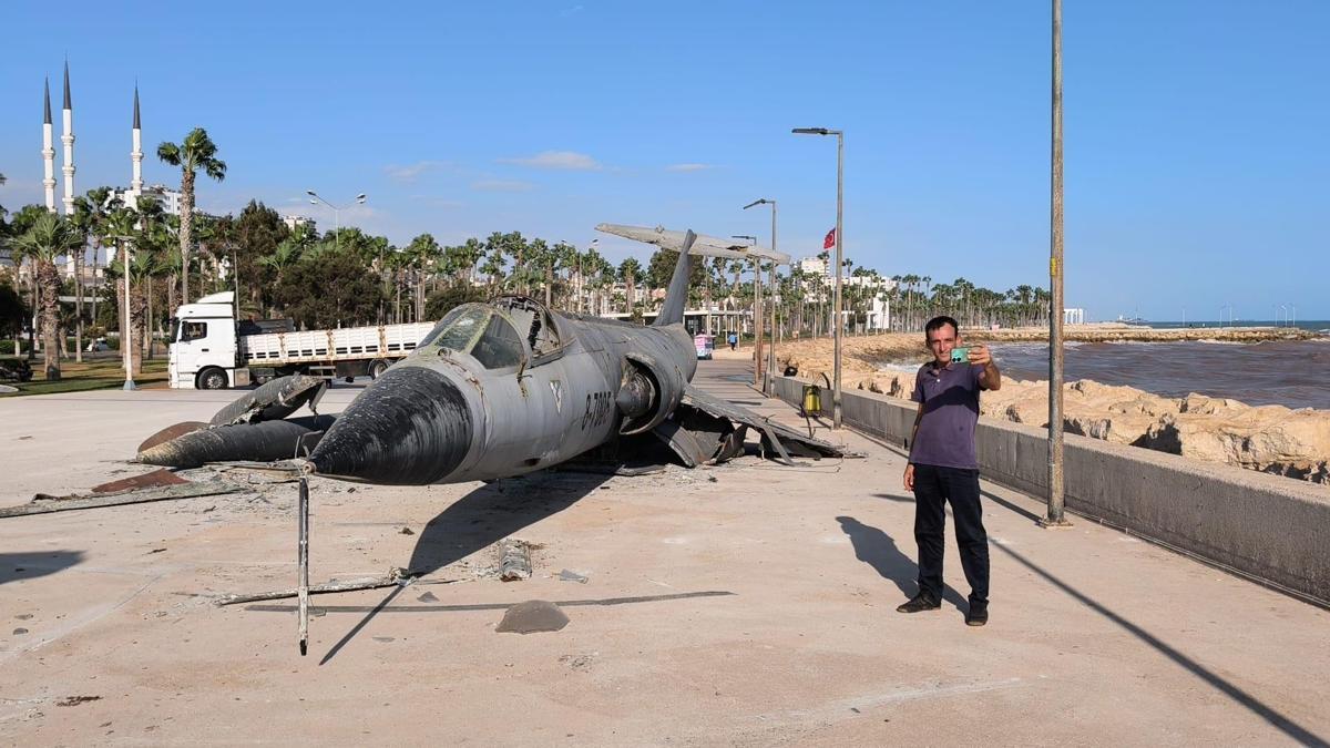 Mersin'de sergilenen 'uçan tabut' kaldırıldı