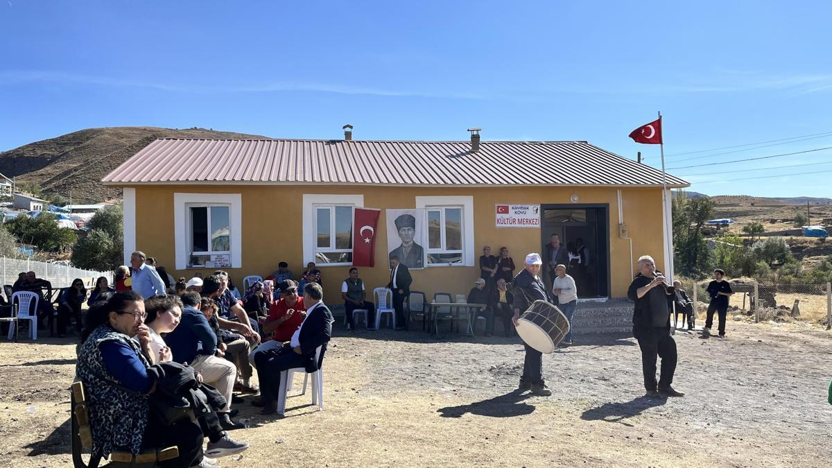 Eski okul binasını 'el birliği' ile restore edip, sosyal alana dönüştürdüler