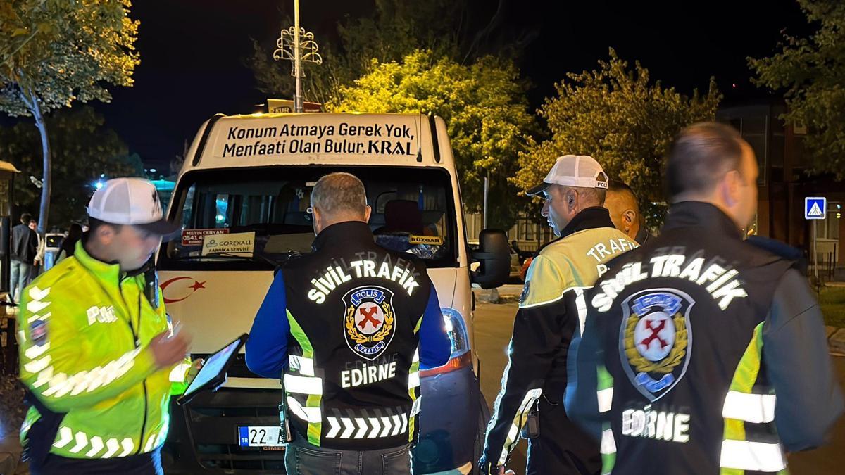 Edirnede polisten denetim; 4 araç trafikten men edildi