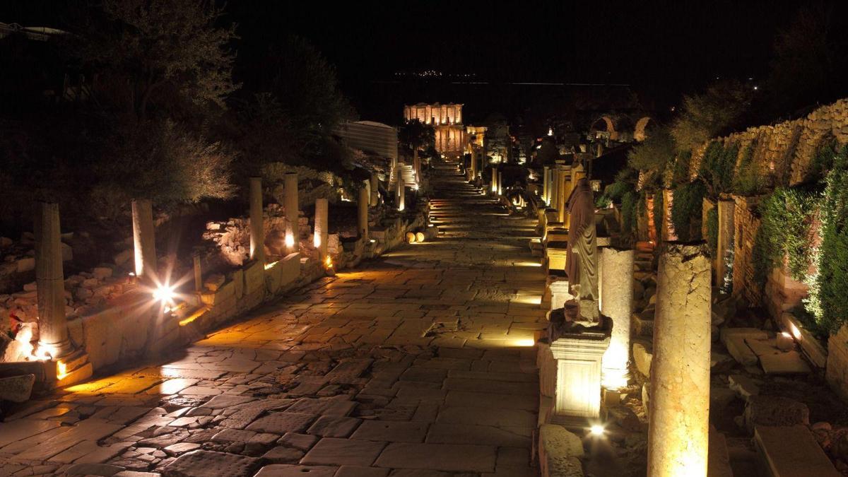 Gece müzeciliğinde ziyaretçi rekoru! Efes, Side ve Galata Kulesi'nde gece ziyaretleri 2 Kasıma kadar uzatıldı