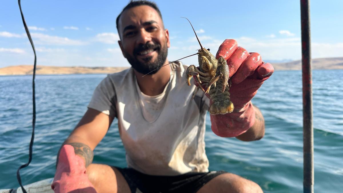Şehrin stres ve kalabalığından sıkılıp köyüne döndü, tatlı su ıstakozu avına başladı