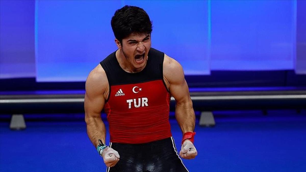 Milli halterci Muhammed Furkan Özbek, rekor kırarak dünya şampiyonu oldu
