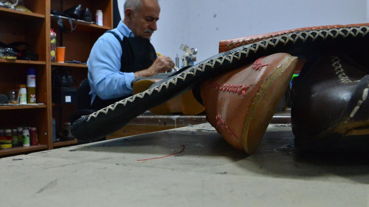 Babasının Kore Savaşında askerlerden öğrendiği ayakkabıcılık mesleğini sürdürüyor