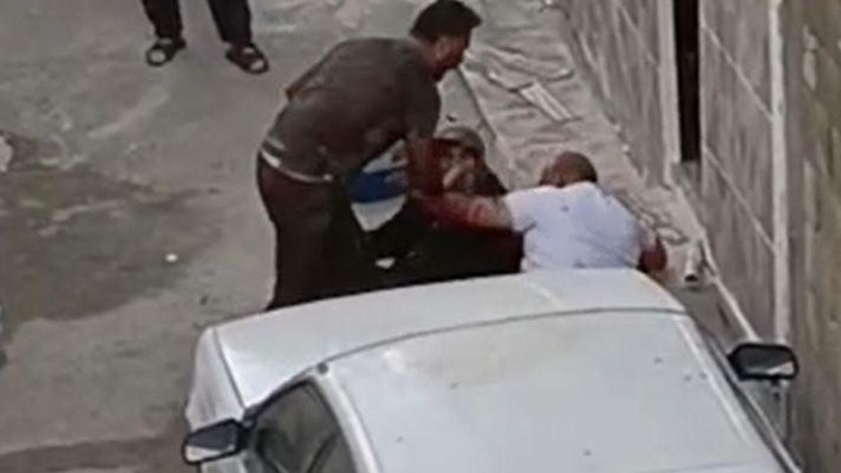 Annesini tekmeledi, abisini boğazından bıçakladı! Sokak ortasındaki vahşet kameralarda