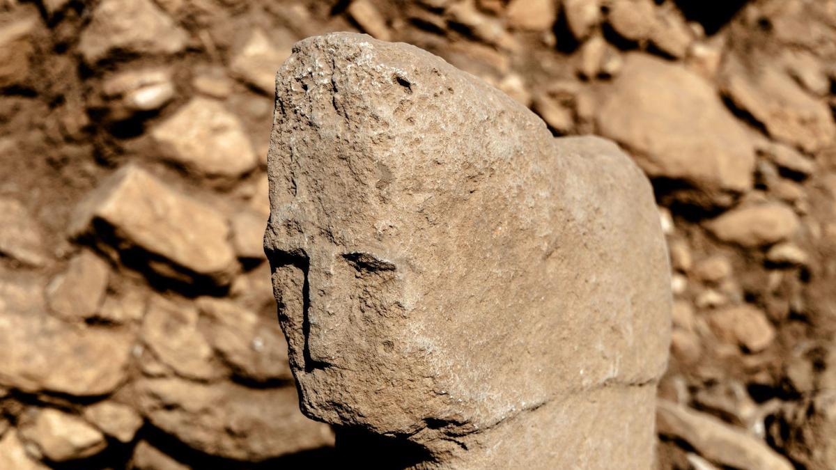 Karahantepe'de insan yüzlü dikilitaş bulundu