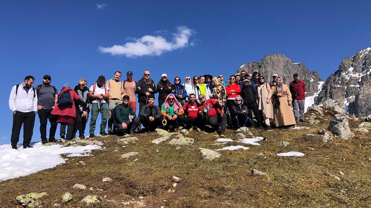 Rizeli doğaseverlerden Kaçkar Dağları eteklerinde zorlu yürüyüş