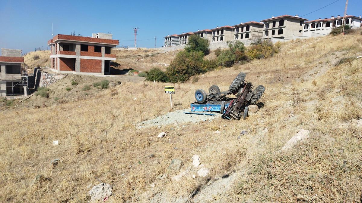 Tokatta traktör tarlaya devrildi: 2 ağır yaralı