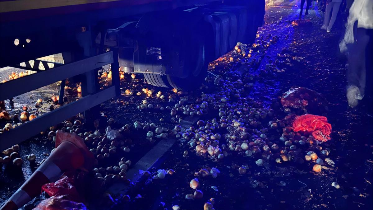 Batmanda TIR, park halindeki TIRa çarptı: 1 ölü, 1 yaralı