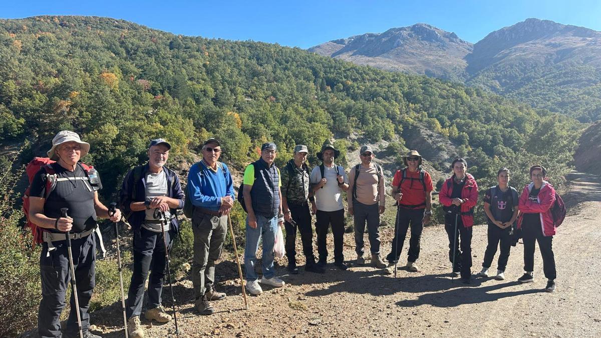 Sultan Dağları'nda yürüyüp, alıç topladılar