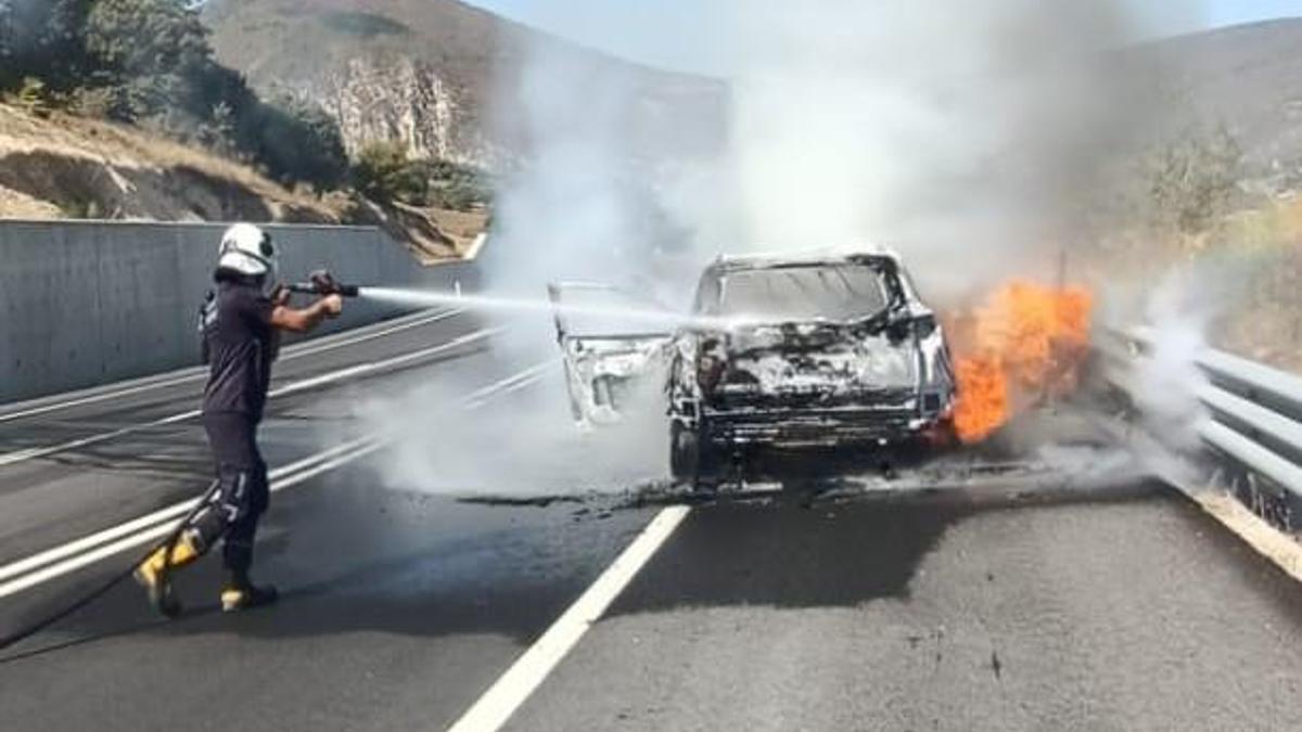 Amasyada yanan otomobil kullanılamaz hale geldi