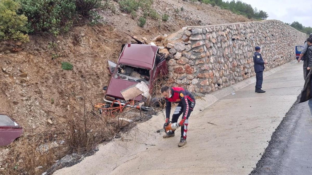 Otomobil istinat duvarına çarptı; 1 ölü, 1 yaralı
