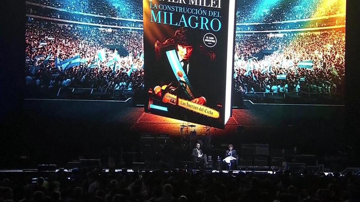 Arjantin ikiye bölündü: Sahnede şarkı şov, sokakta arbede