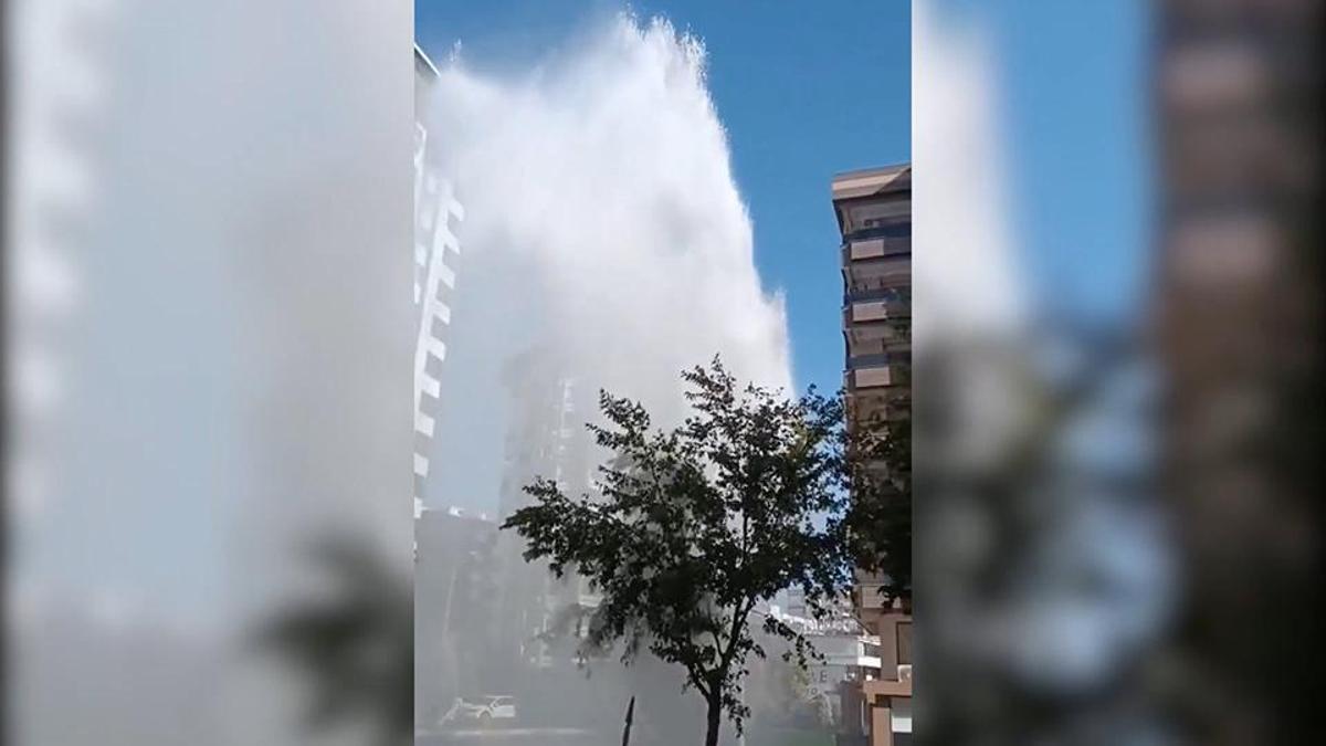 Şelale değil, kent merkezi! Boru patladı, su metrelerce yükseğe fışkırdı